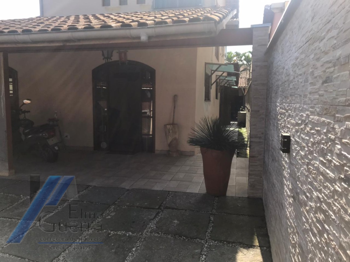 Ubatuba, Itaguá - Casa com 04 dormitórios, sendo 01 suíte.