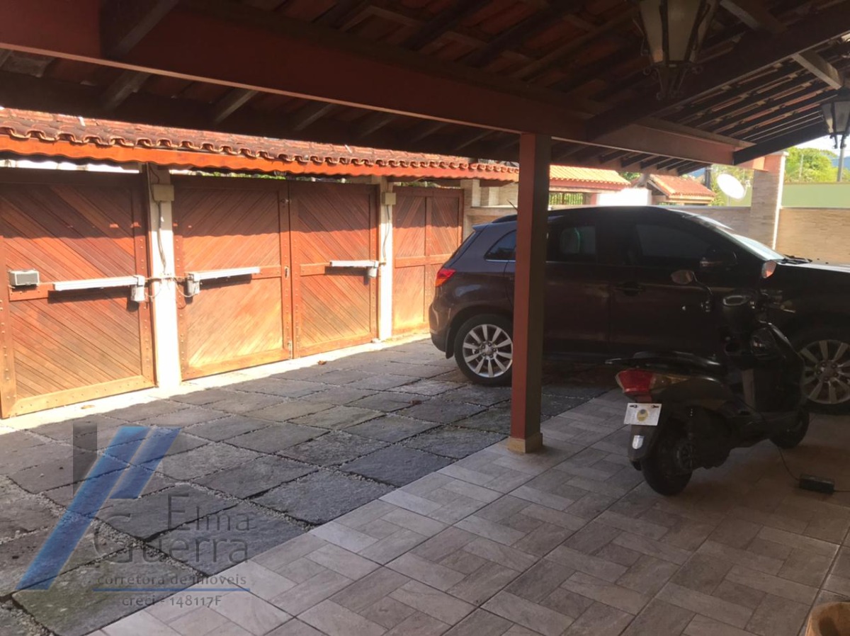 Ubatuba, Itaguá - Casa com 04 dormitórios, sendo 01 suíte.