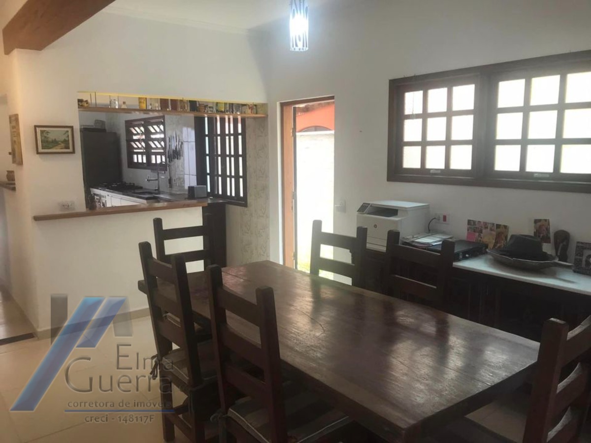 Ubatuba, Itaguá - Casa com 04 dormitórios, sendo 01 suíte.