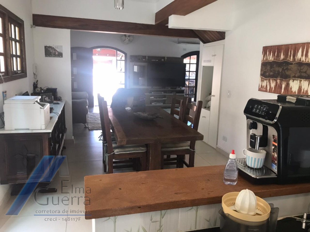 Ubatuba, Itaguá - Casa com 04 dormitórios, sendo 01 suíte.