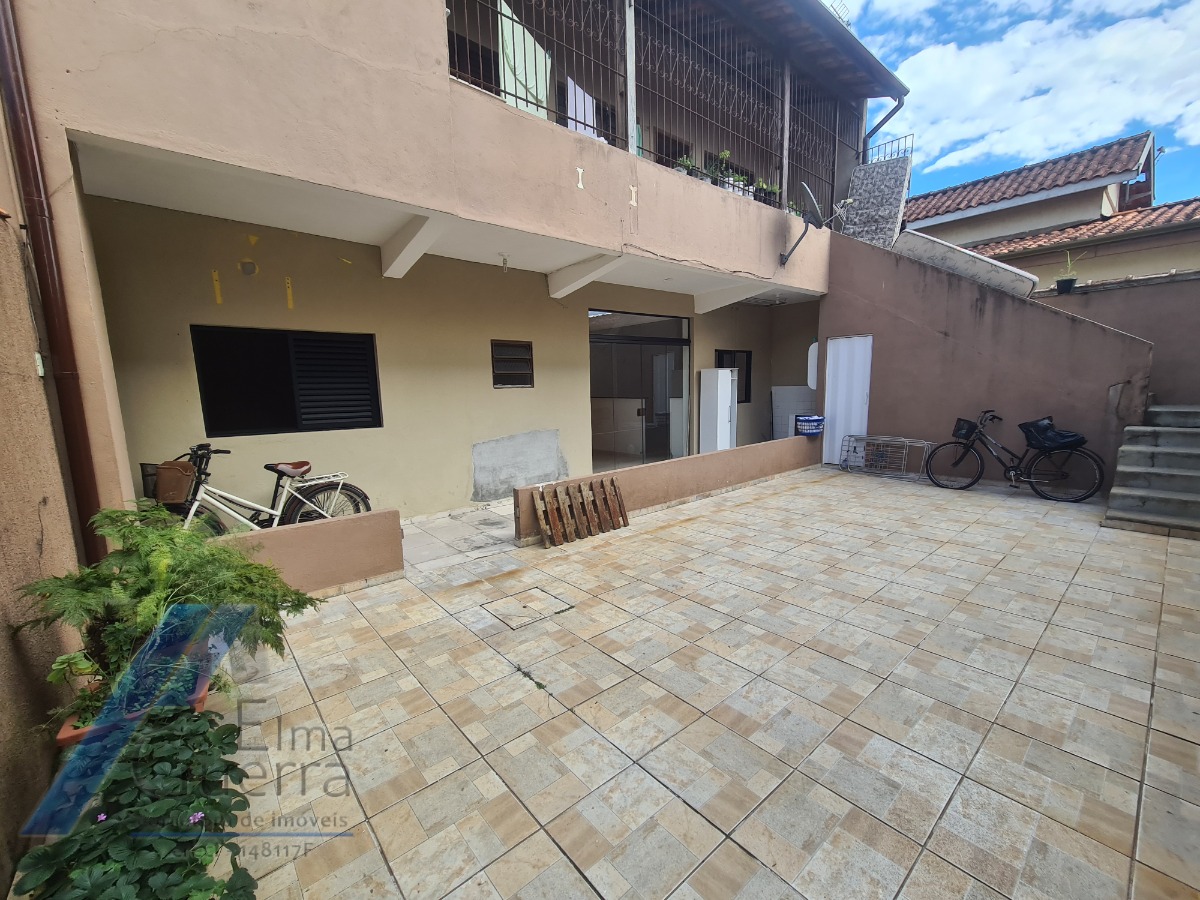 Ubatuba, Itaguá - Sobrado próximo a praia com 04 dormitórios, sendo 02 suítes.
