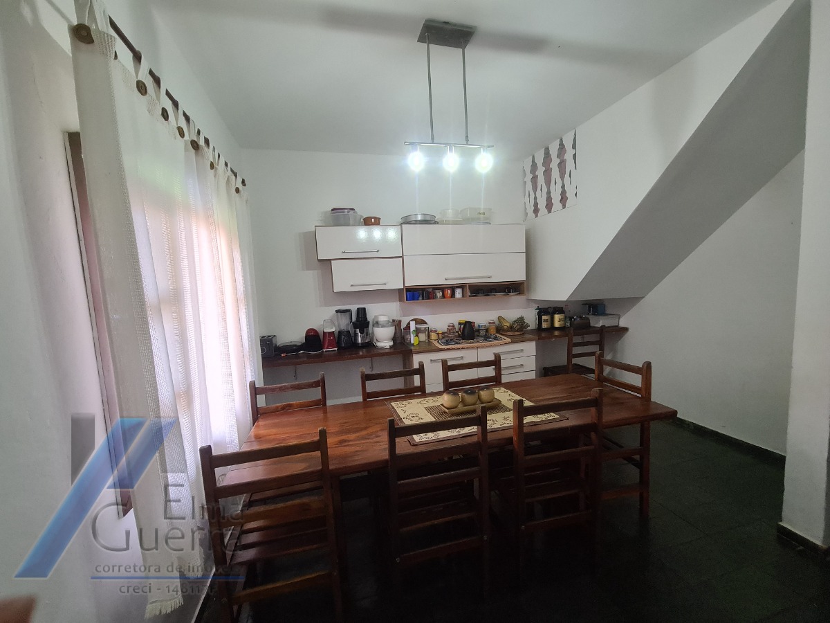 Ubatuba, Itaguá - Sobrado próximo a praia com 04 dormitórios, sendo 02 suítes.