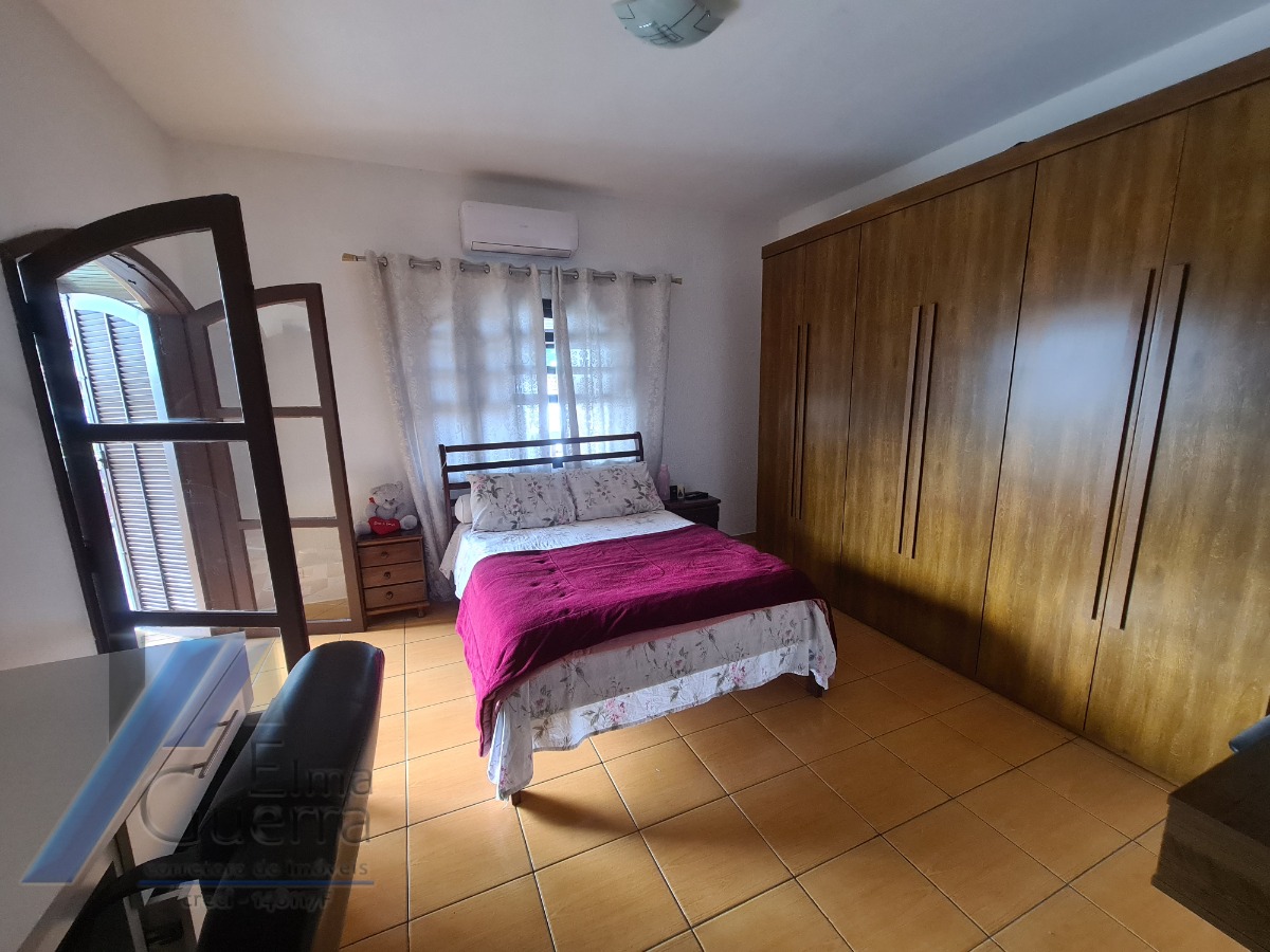 Ubatuba, Itaguá - Sobrado próximo a praia com 04 dormitórios, sendo 02 suítes.