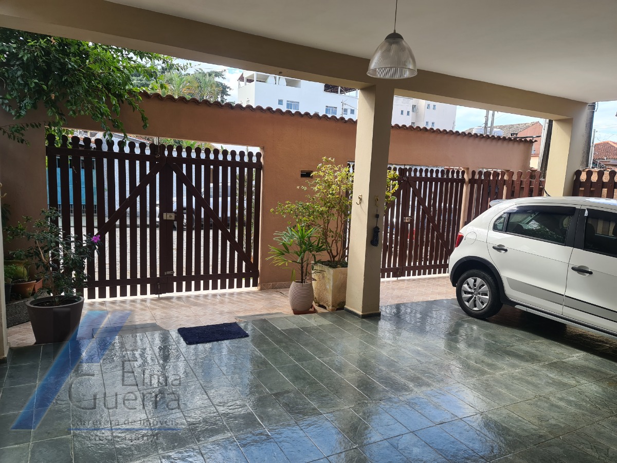 Ubatuba, Itaguá - Sobrado próximo a praia com 04 dormitórios, sendo 02 suítes.