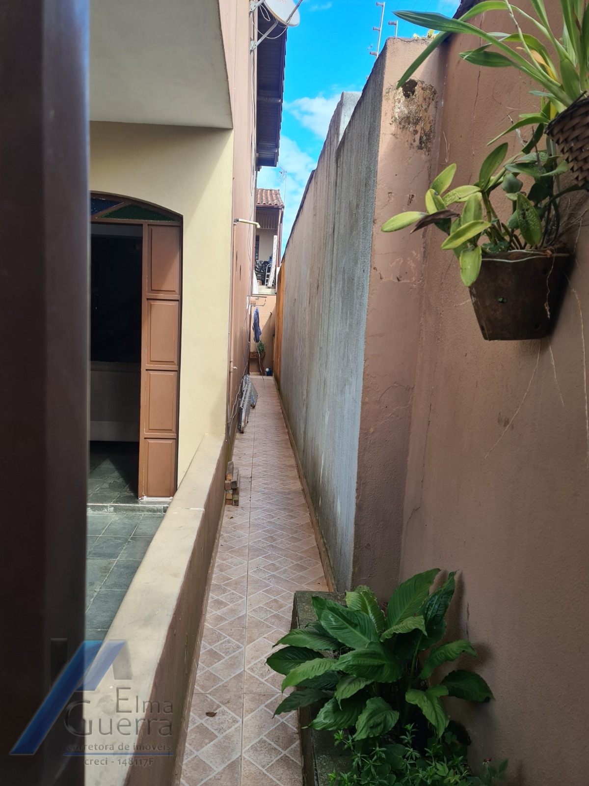 Ubatuba, Itaguá - Sobrado próximo a praia com 04 dormitórios, sendo 02 suítes.