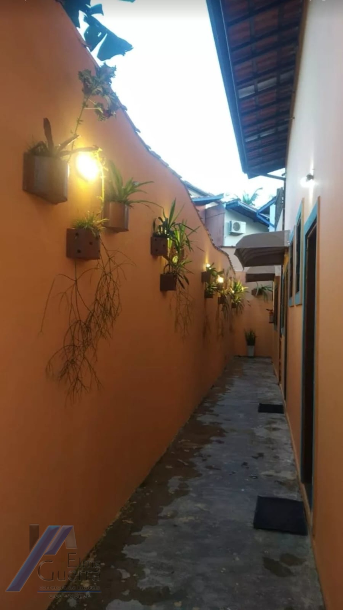 Ubatuba, Itamambuca - Pousada com 07 suítes com terreno de 450 m2, documento de posse.