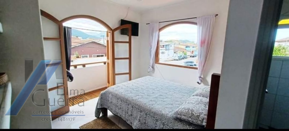 Ubatuba, Centro - Bela e agradável casa bem localizada com 02 suítes.