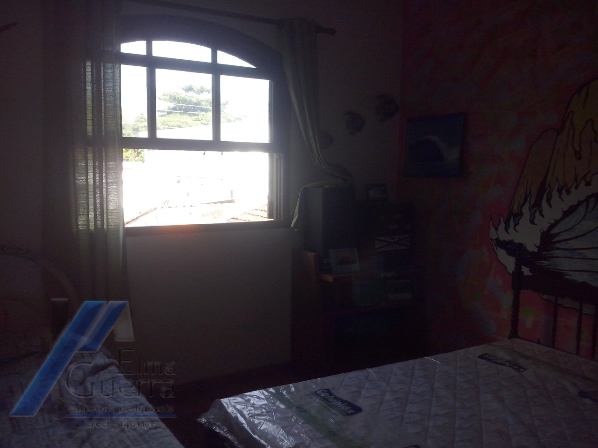 Ubatuba, Centro - Casa sobrado com 03 dormitórios, sendo 01 suíte.