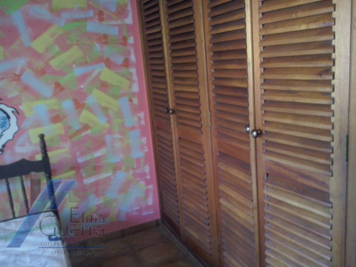Ubatuba, Centro - Casa sobrado com 03 dormitórios, sendo 01 suíte.
