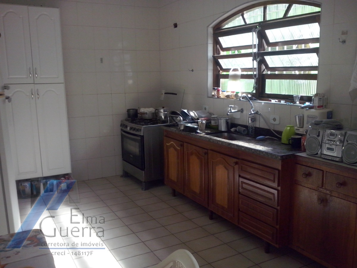 Ubatuba, Centro - Casa sobrado com 03 dormitórios, sendo 01 suíte.