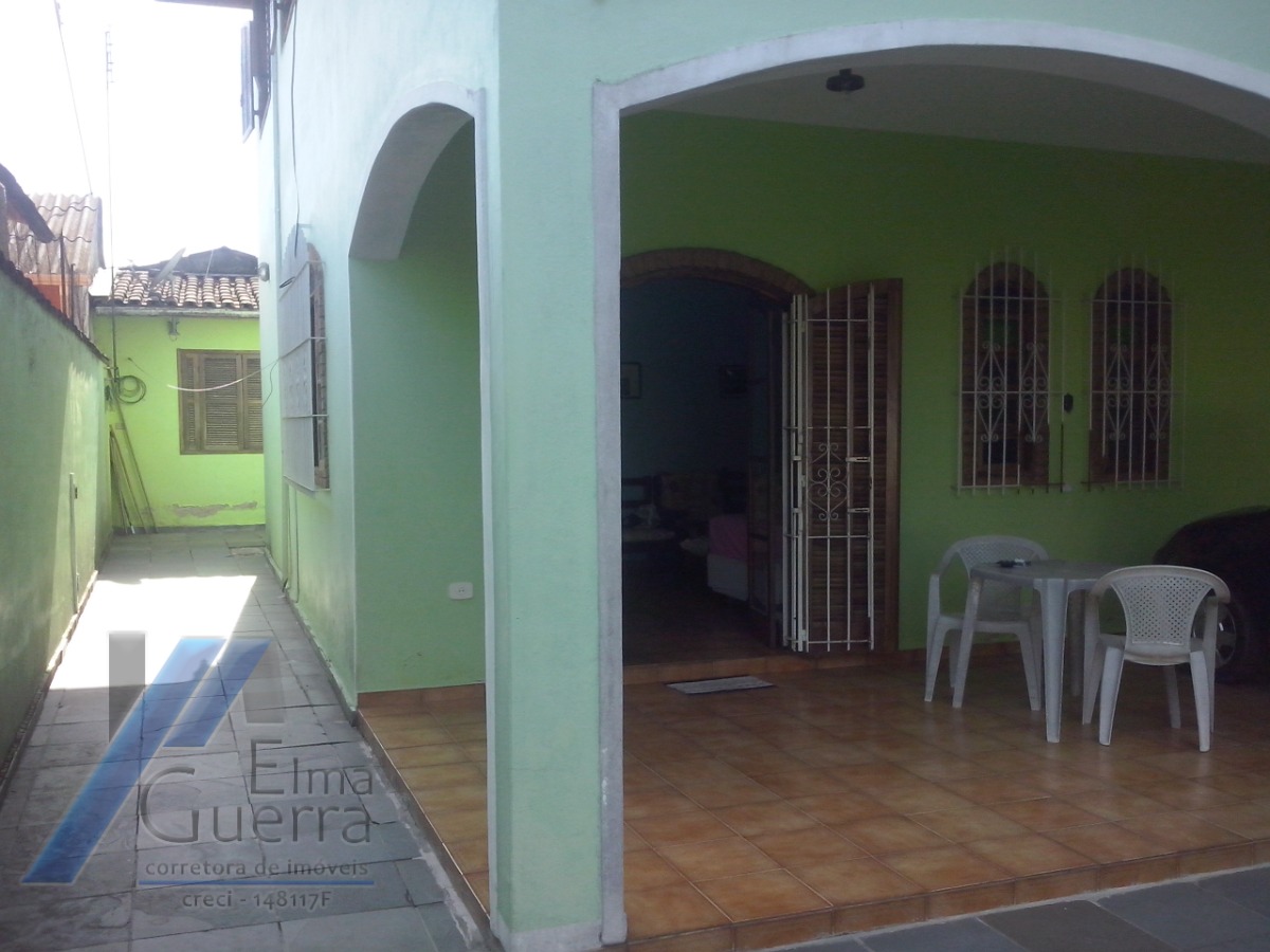 Ubatuba, Centro - Casa sobrado com 03 dormitórios, sendo 01 suíte.