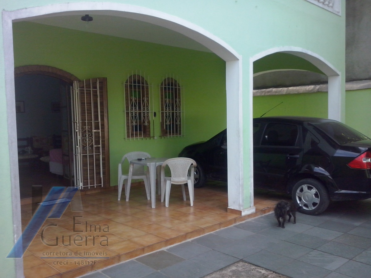 Ubatuba, Centro - Casa sobrado com 03 dormitórios, sendo 01 suíte.