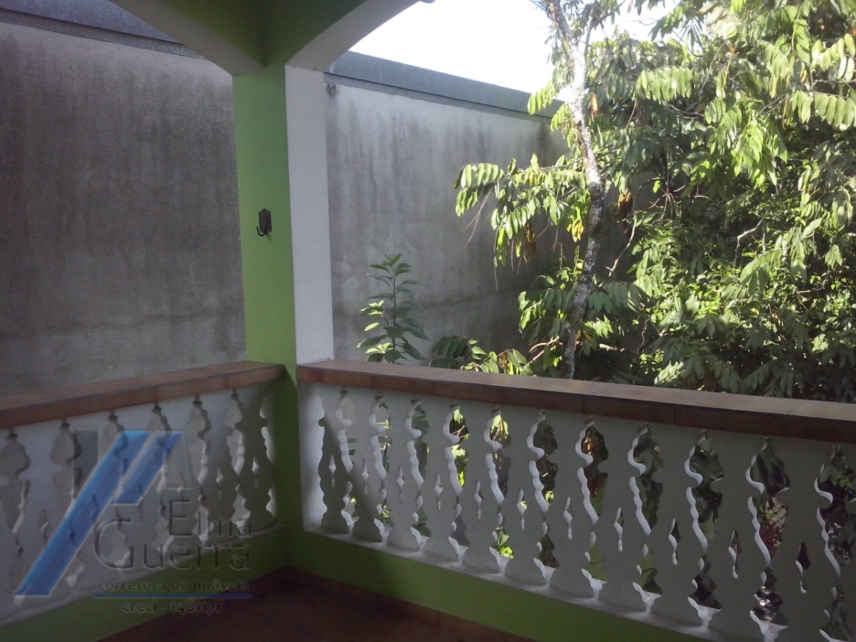 Ubatuba, Centro - Casa sobrado com 03 dormitórios, sendo 01 suíte.