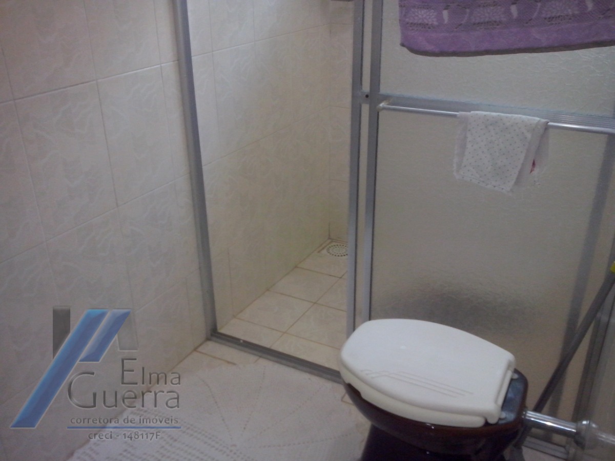 Ubatuba, Centro - Casa sobrado com 03 dormitórios, sendo 01 suíte.