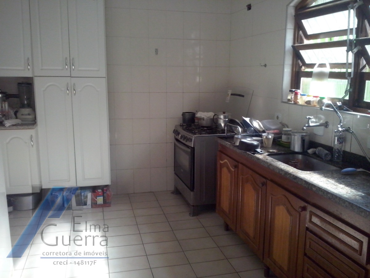 Ubatuba, Centro - Casa sobrado com 03 dormitórios, sendo 01 suíte.