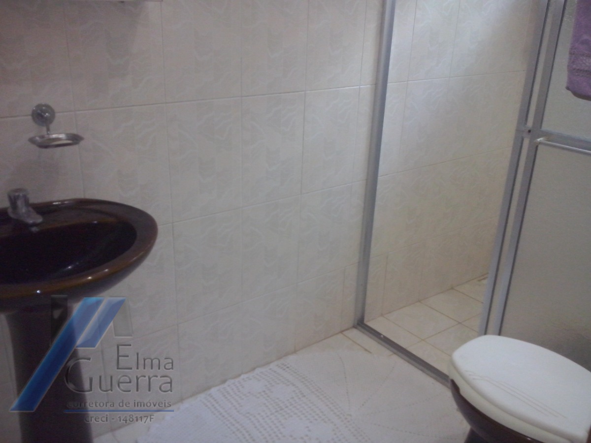 Ubatuba, Centro - Casa sobrado com 03 dormitórios, sendo 01 suíte.
