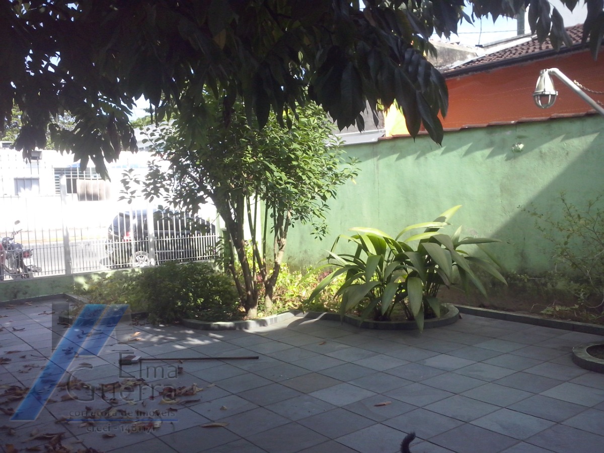 Ubatuba, Centro - Casa sobrado com 03 dormitórios, sendo 01 suíte.
