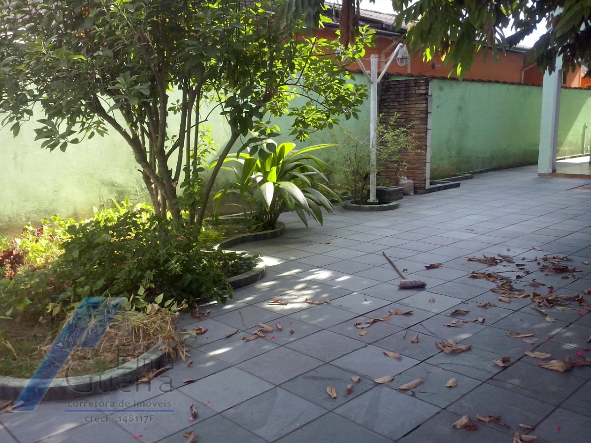 Ubatuba, Centro - Casa sobrado com 03 dormitórios, sendo 01 suíte.