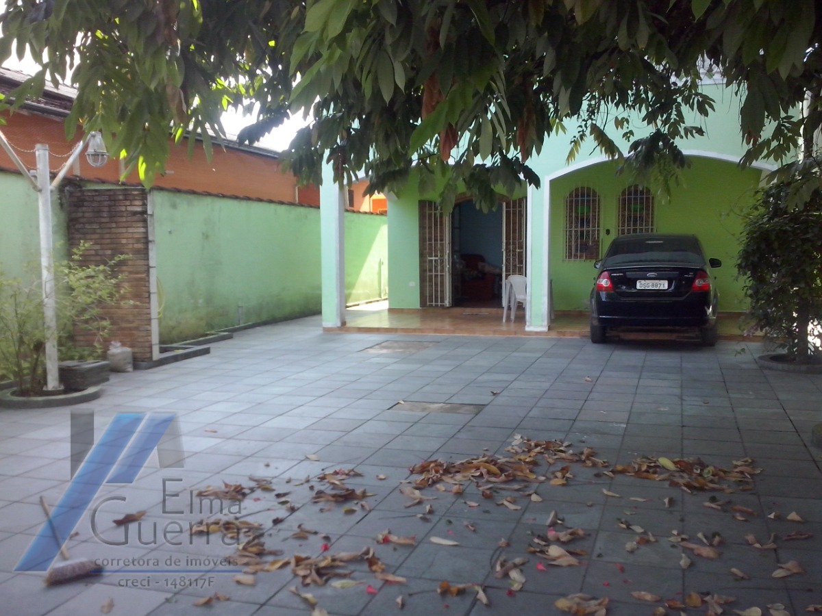 Ubatuba, Centro - Casa sobrado com 03 dormitórios, sendo 01 suíte.