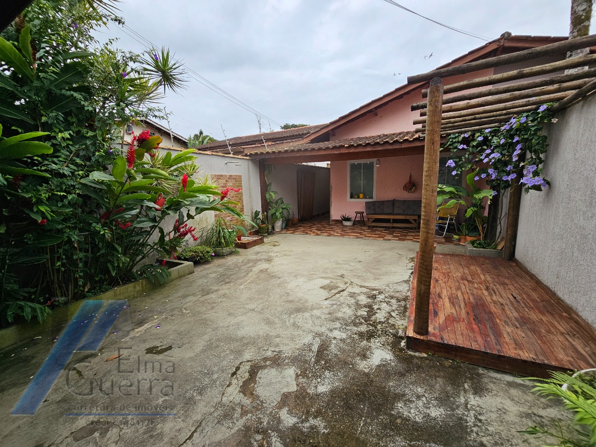 Ubatuba, Parque Vivamar - Casa sobrado geminado com 03 dormitorios sendo 01 suite.