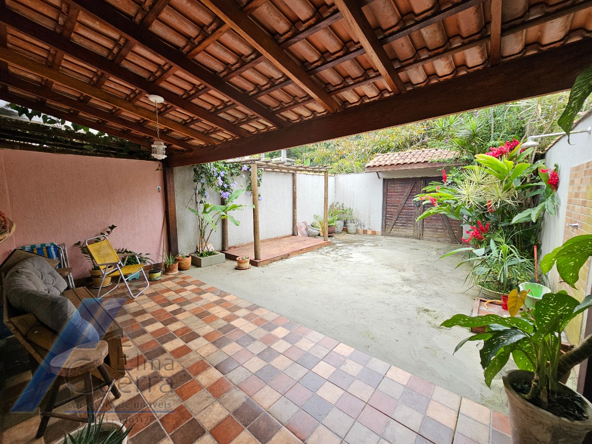Ubatuba, Parque Vivamar - Casa sobrado geminado com 03 dormitorios sendo 01 suite.