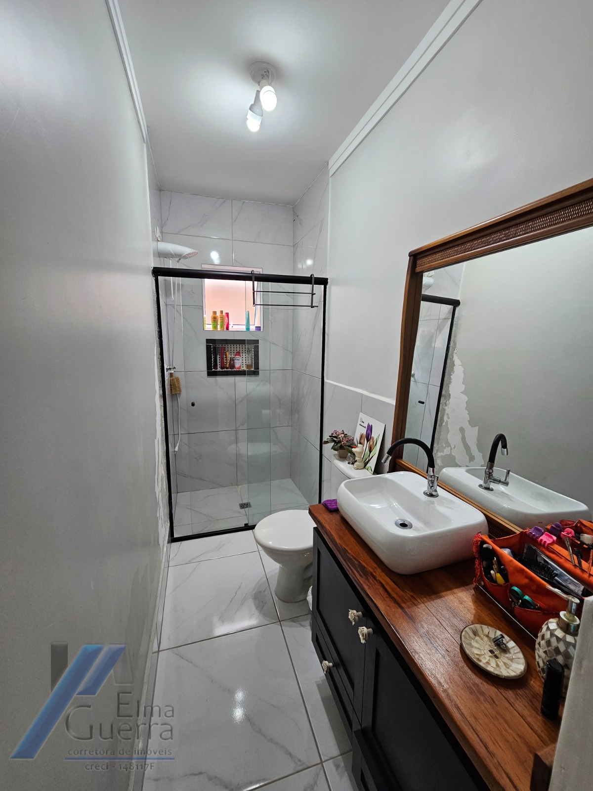 Ubatuba, Parque Vivamar - Casa sobrado geminado com 03 dormitorios sendo 01 suite.