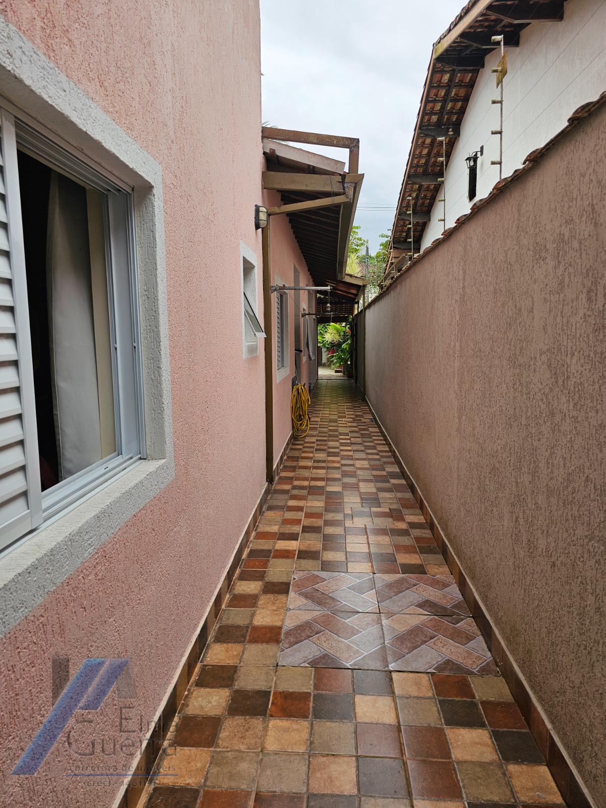 Ubatuba, Parque Vivamar - Casa sobrado geminado com 03 dormitorios sendo 01 suite.