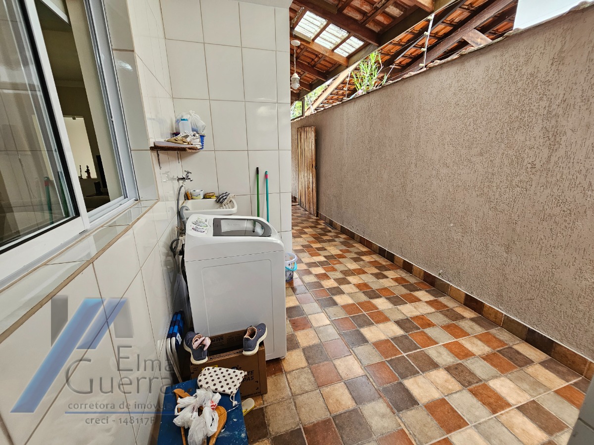 Ubatuba, Parque Vivamar - Casa sobrado geminado com 03 dormitorios sendo 01 suite.