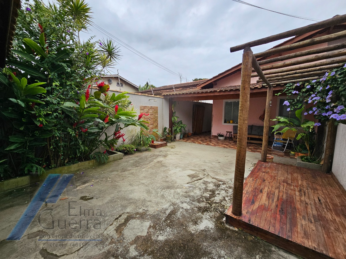 Ubatuba, Parque Vivamar - Casa sobrado geminado com 03 dormitorios sendo 01 suite.