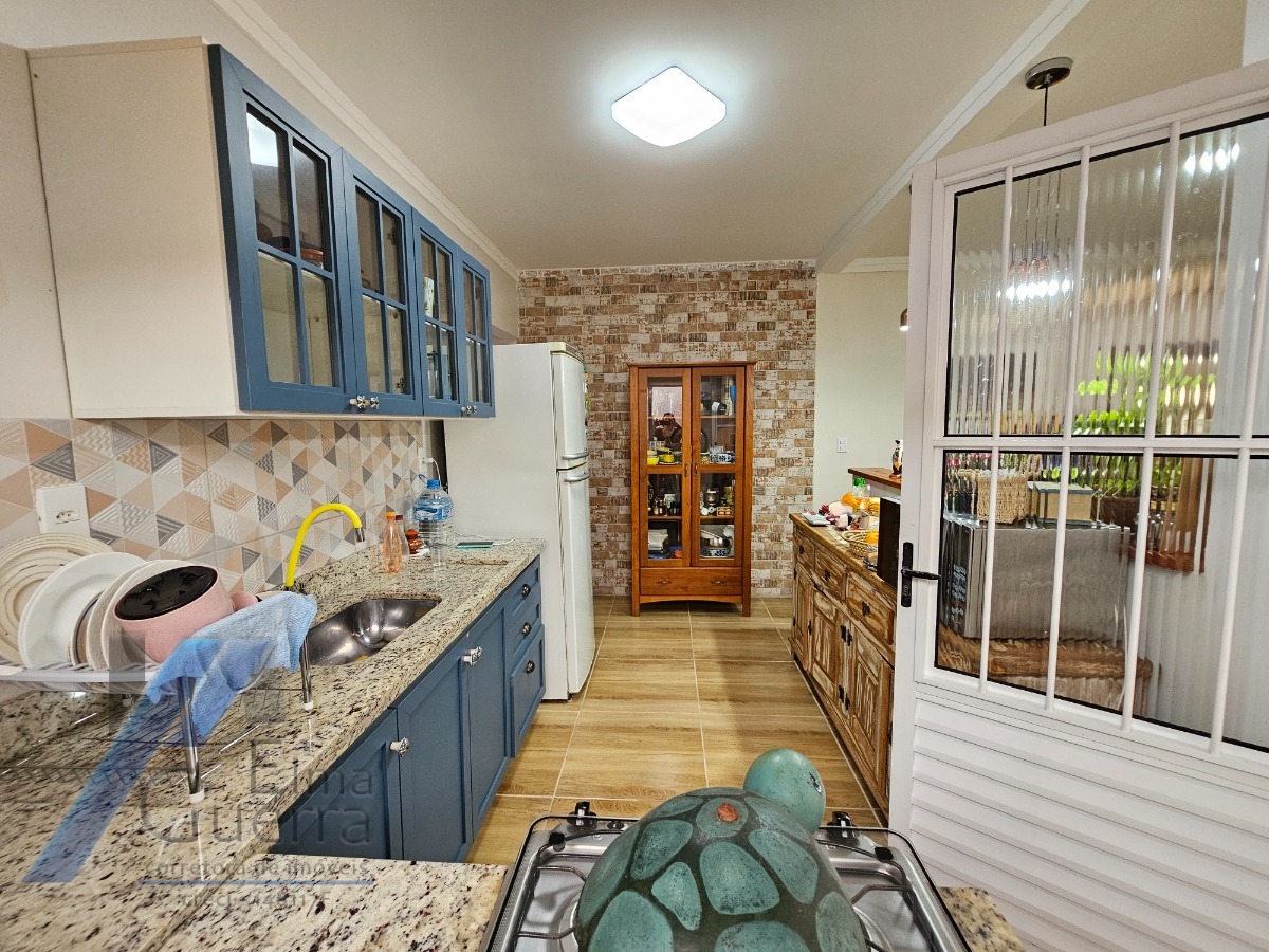 Ubatuba, Parque Vivamar - Casa sobrado geminado com 03 dormitorios sendo 01 suite.