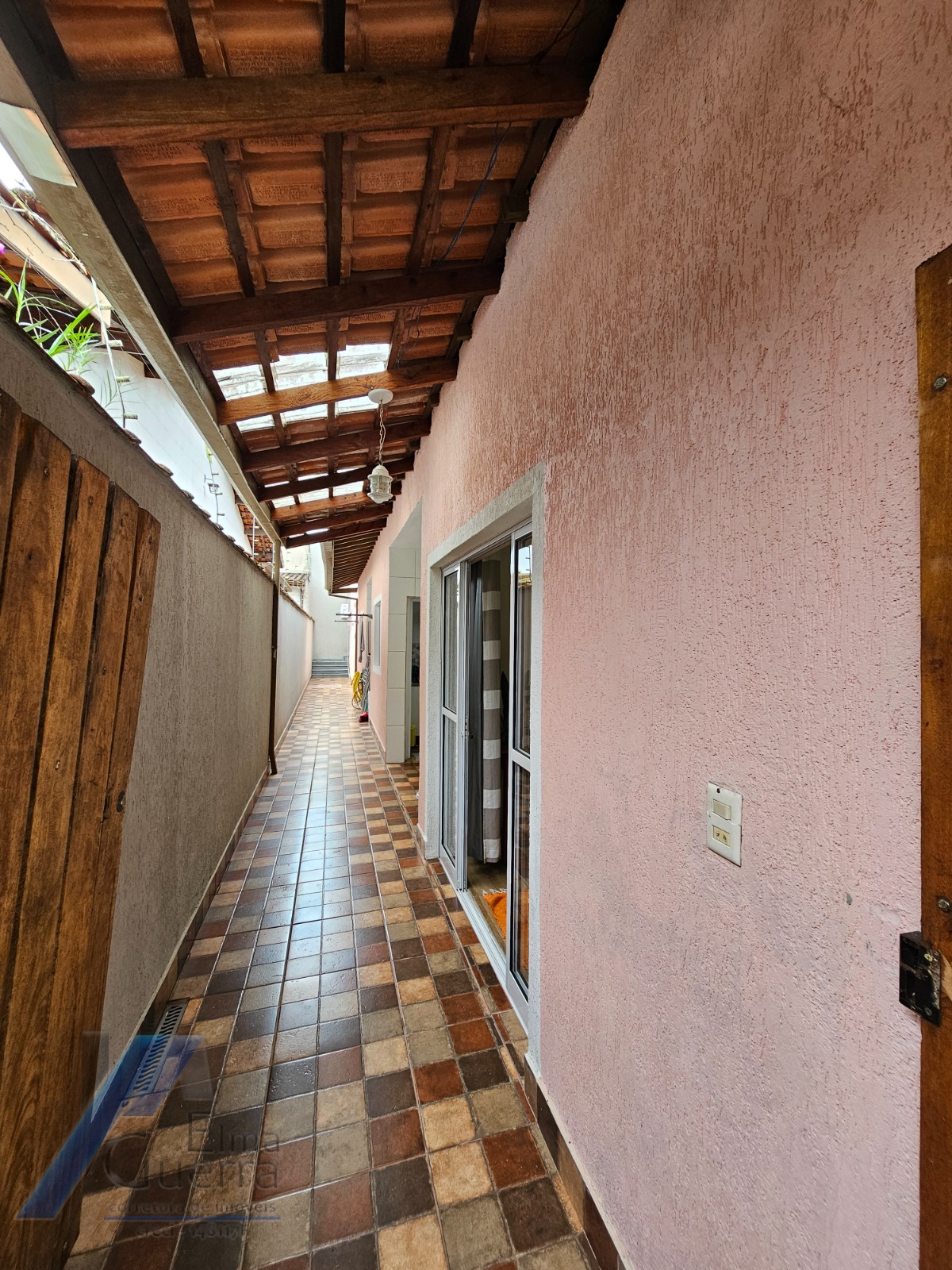 Ubatuba, Parque Vivamar - Casa sobrado geminado com 03 dormitorios sendo 01 suite.