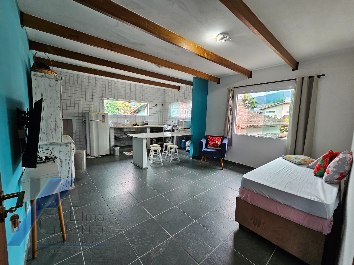 Ubatuba, Parque Vivamar - Casa sobrado geminado com 03 dormitorios sendo 01 suite.