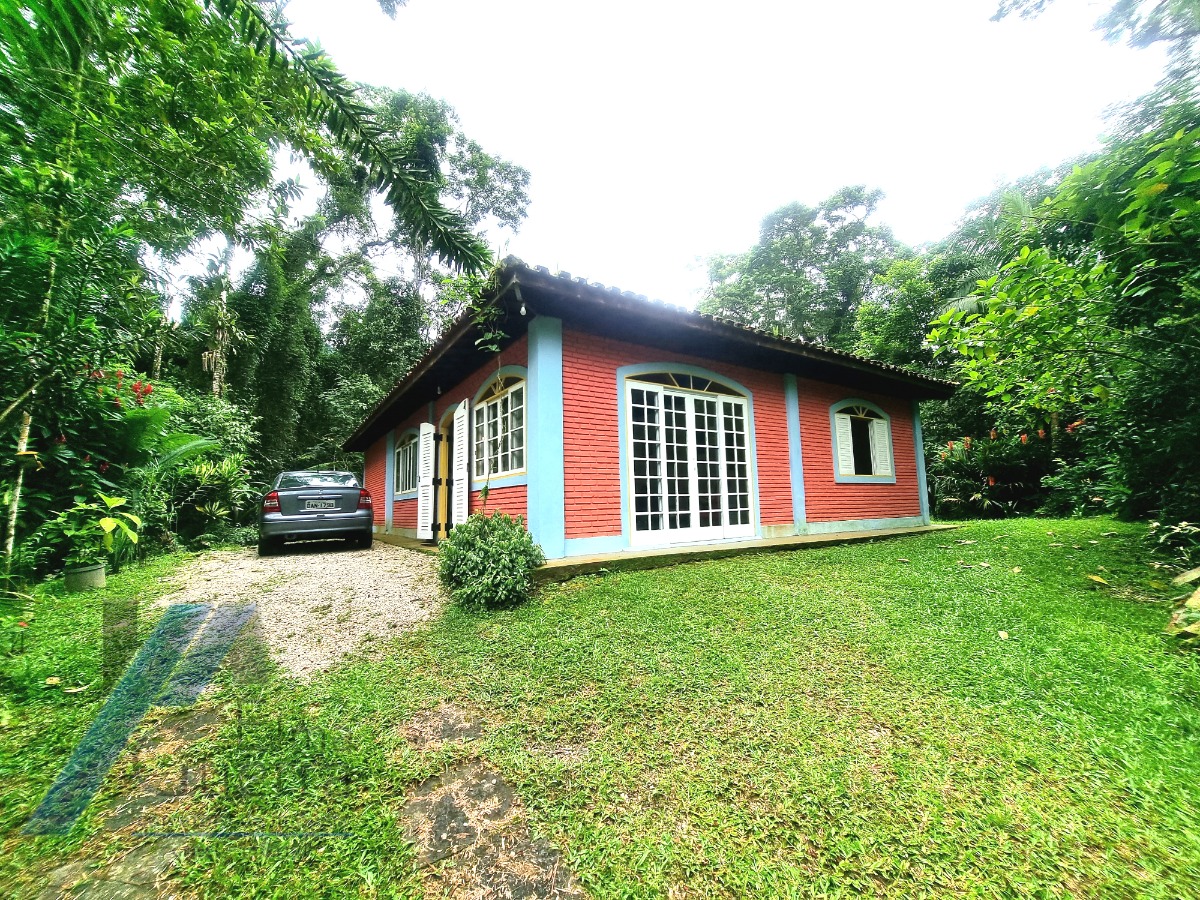 Ubatuba- Horto Florestal - Sitio com excelente edificação, boa localização com cachoeiras e piscinas naturais.