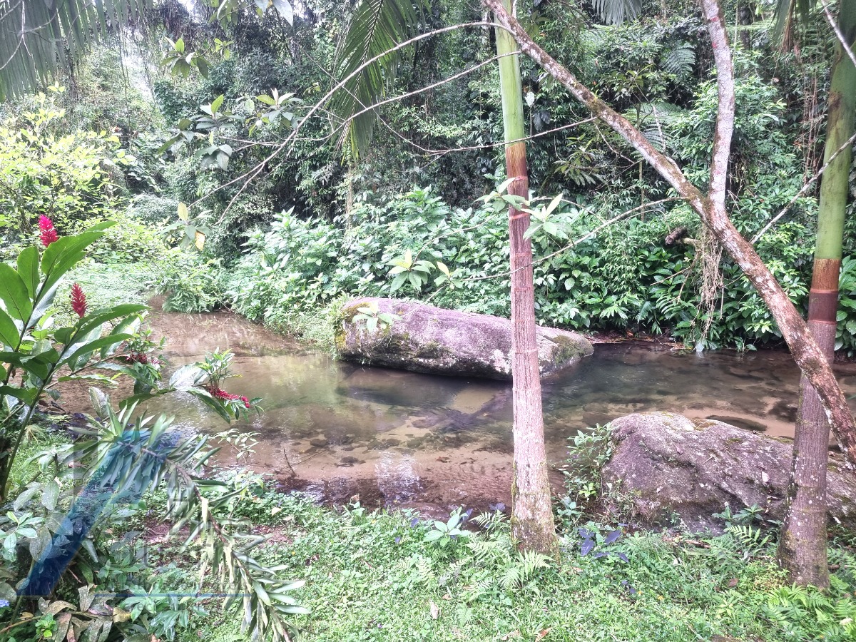 Ubatuba- Horto Florestal - Sitio com excelente edificação, boa localização com cachoeiras e piscinas naturais.