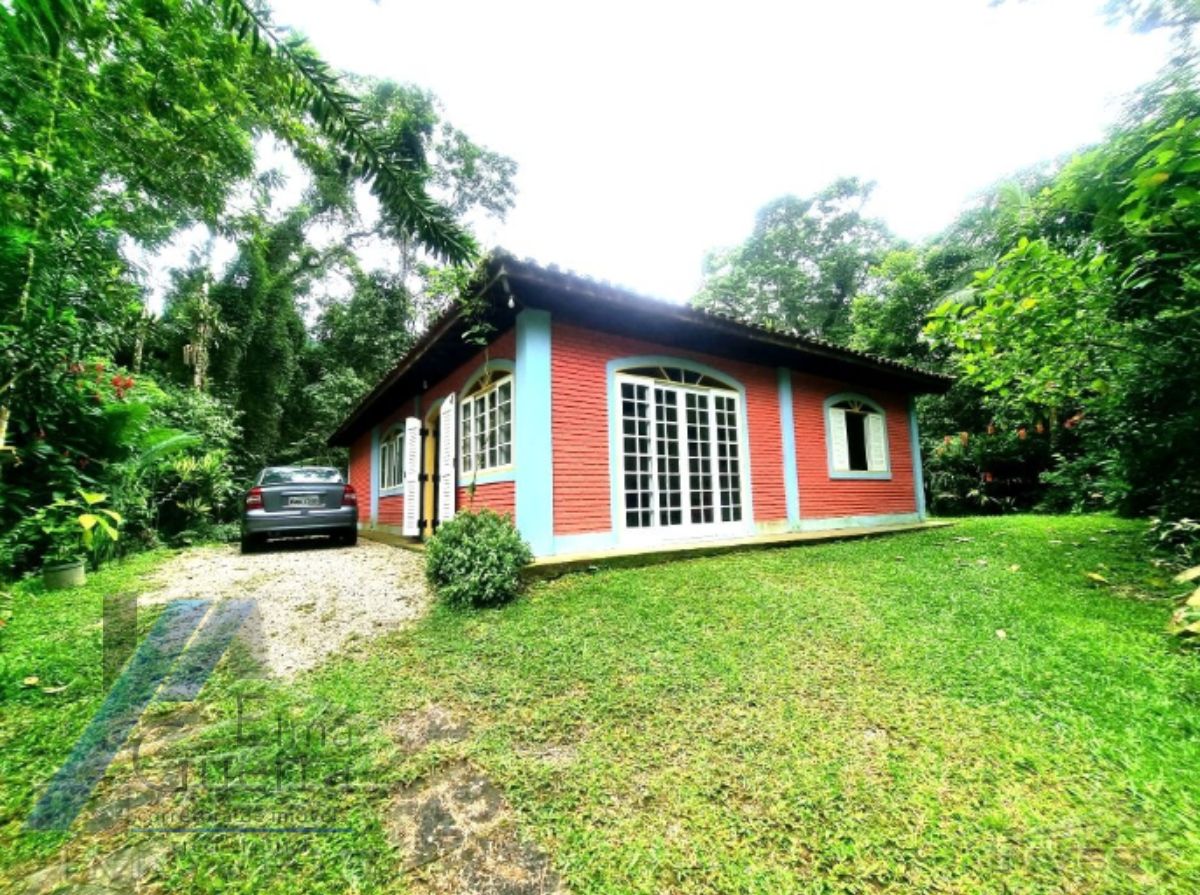 Ubatuba- Horto Florestal - Sitio com excelente edificação, boa localização com cachoeiras e piscinas naturais.