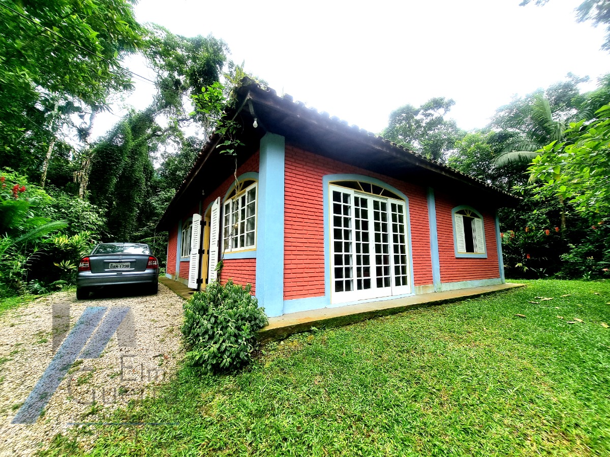 Ubatuba- Horto Florestal - Sitio com excelente edificação, boa localização com cachoeiras e piscinas naturais.