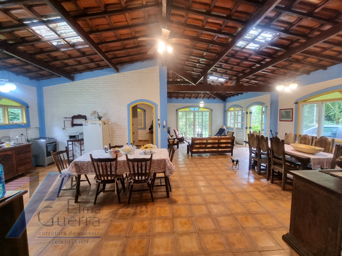 Ubatuba- Horto Florestal - Sitio com excelente edificação, boa localização com cachoeiras e piscinas naturais.