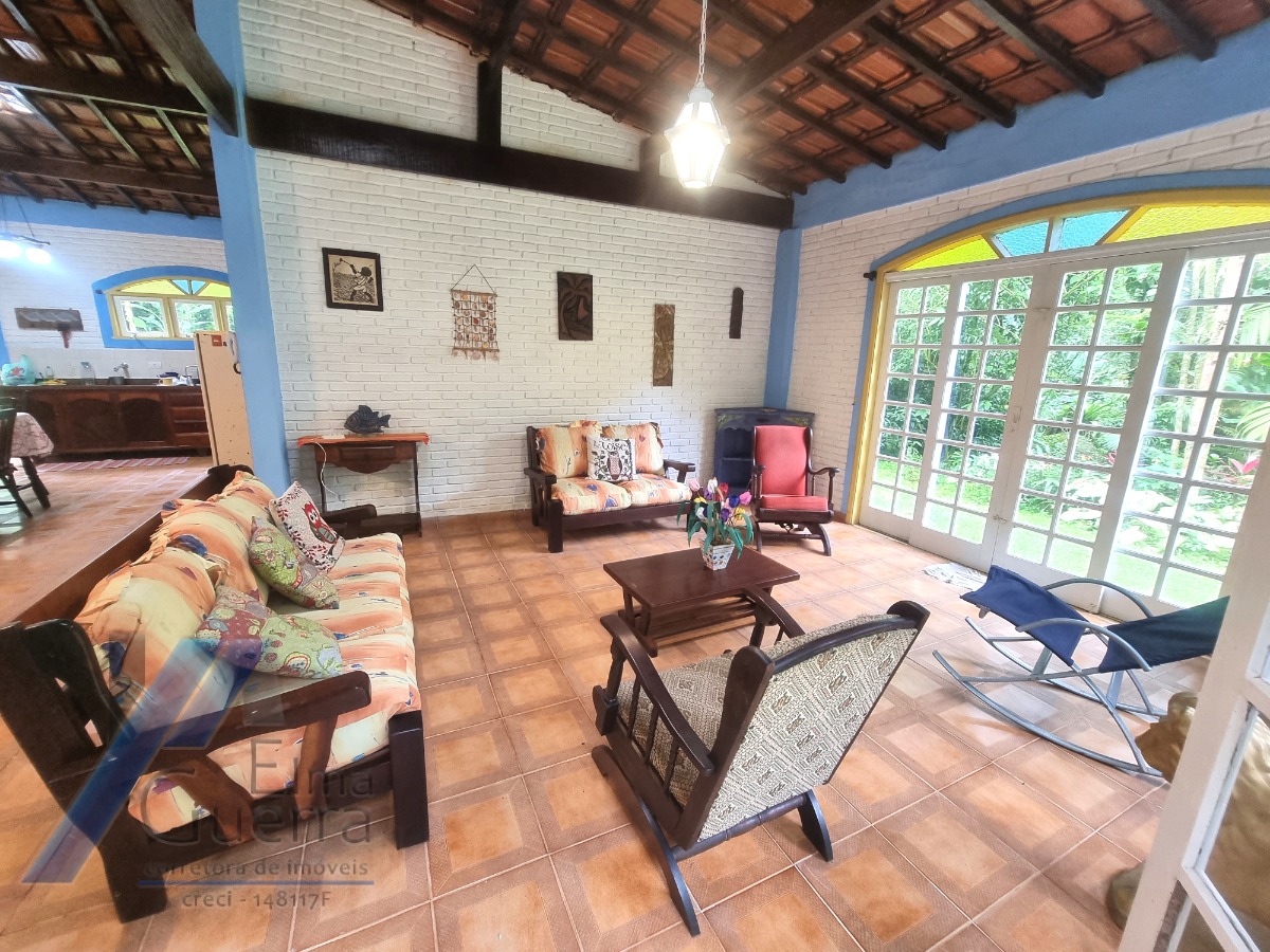 Ubatuba- Horto Florestal - Sitio com excelente edificação, boa localização com cachoeiras e piscinas naturais.
