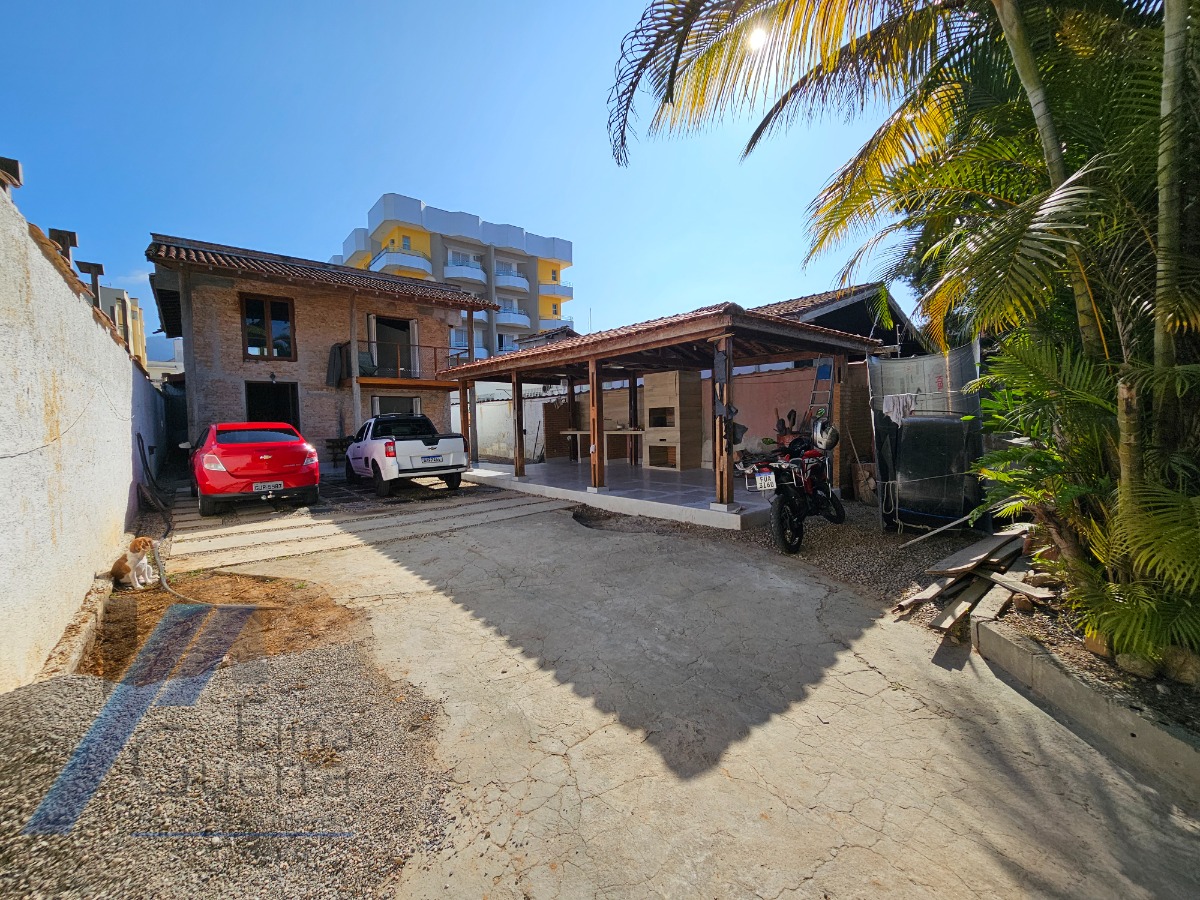 Ubatuba, Itaguá - Casa Sobrado com ótima localização, 03 dormitorios sendo 01 suíte.