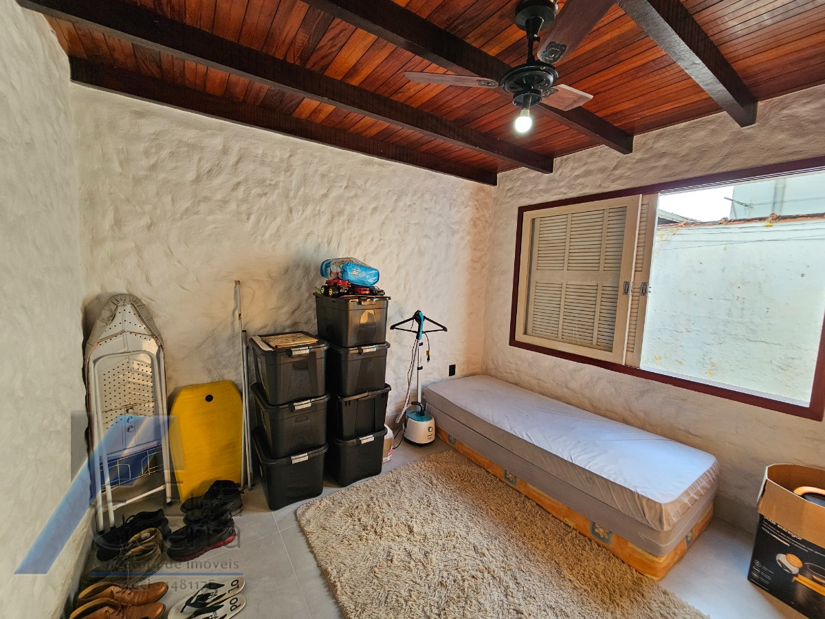 Ubatuba, Itaguá - Casa Sobrado com ótima localização, 03 dormitorios sendo 01 suíte.
