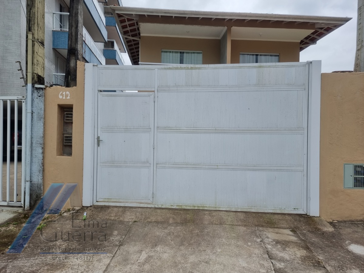 Ubatuba, Itaguá - Sobrado geminado com 03 dormitórios, sendo 01 suíte.