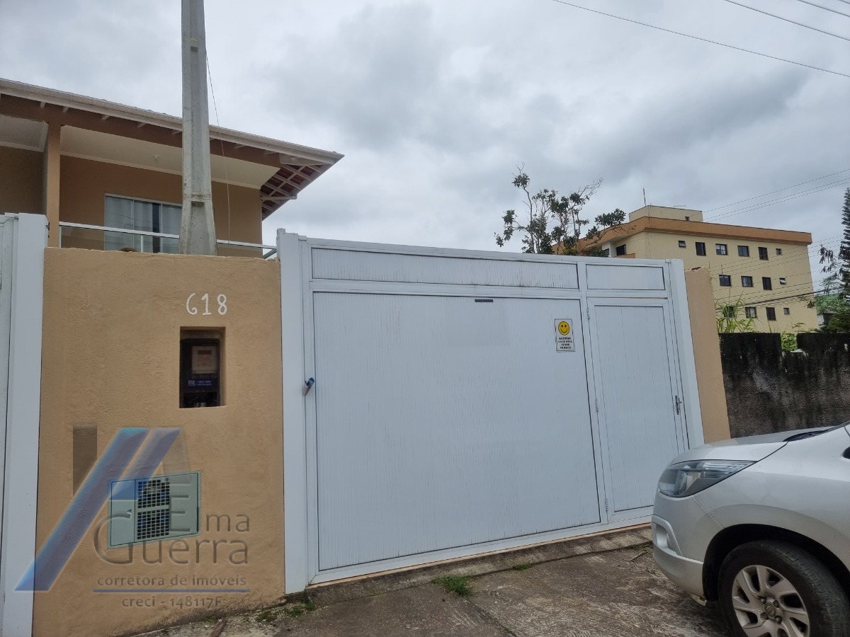 Ubatuba, Itaguá - Sobrado geminado com 03 dormitórios, sendo 01 suíte.