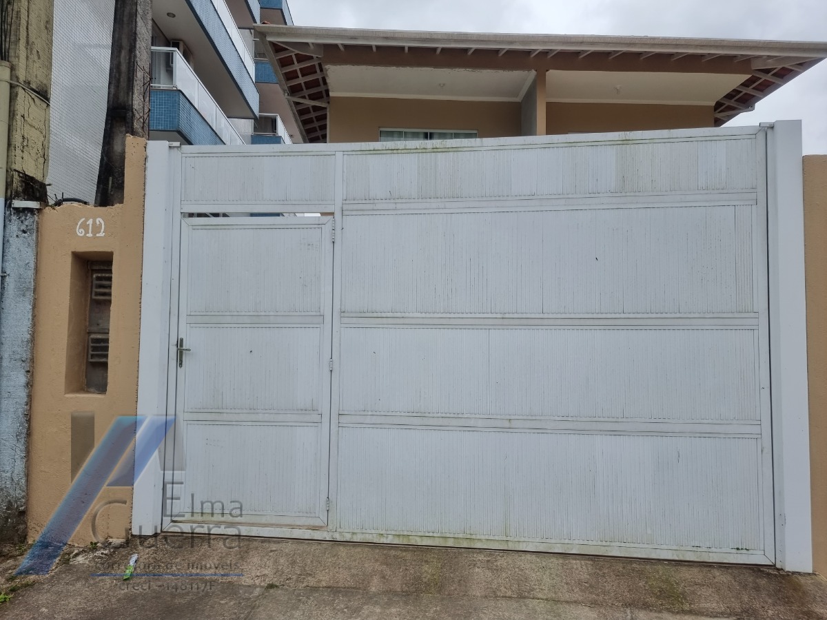 Ubatuba, Itaguá - Sobrado geminado com 03 dormitórios, sendo 01 suíte.