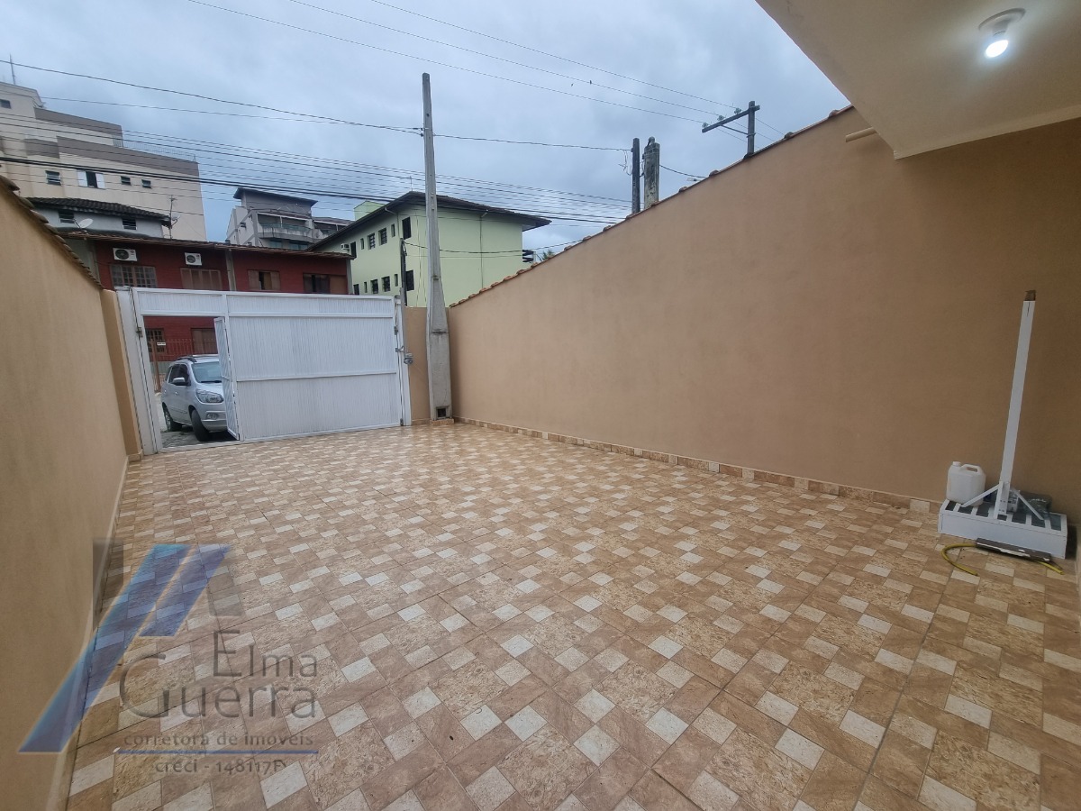 Ubatuba, Itaguá - Sobrado geminado com 03 dormitórios, sendo 01 suíte.