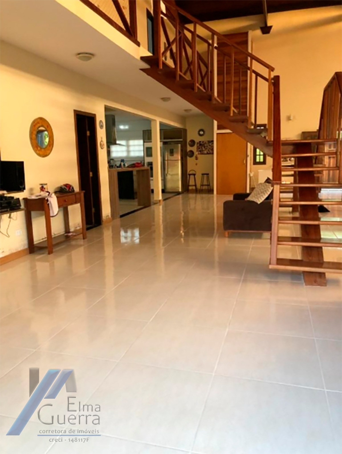 Ubatuba, Itaguá - Casa sobrado em bairro nobre de com 03 suítes e área de lazer.