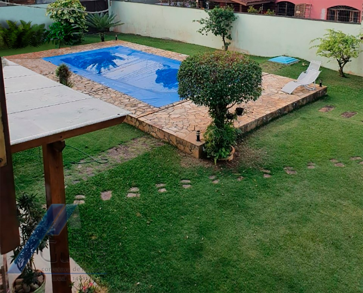 Ubatuba, Itaguá - Casa sobrado em bairro nobre de com 03 suítes e área de lazer.