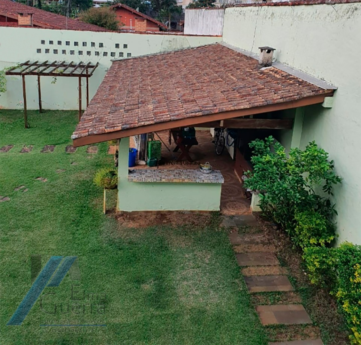 Ubatuba, Itaguá - Casa sobrado em bairro nobre de com 03 suítes e área de lazer.