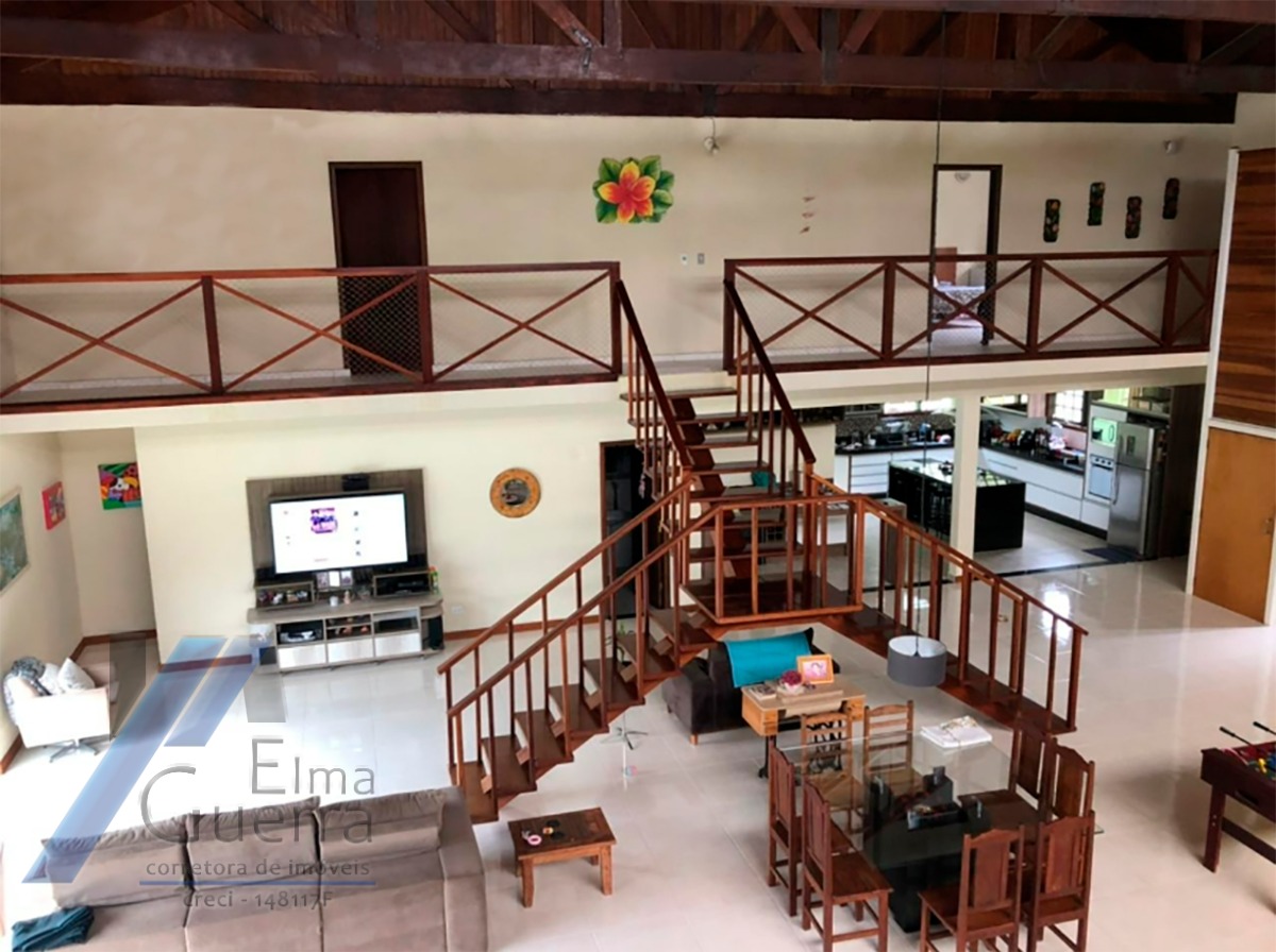 Ubatuba, Itaguá - Casa sobrado em bairro nobre de com 03 suítes e área de lazer.