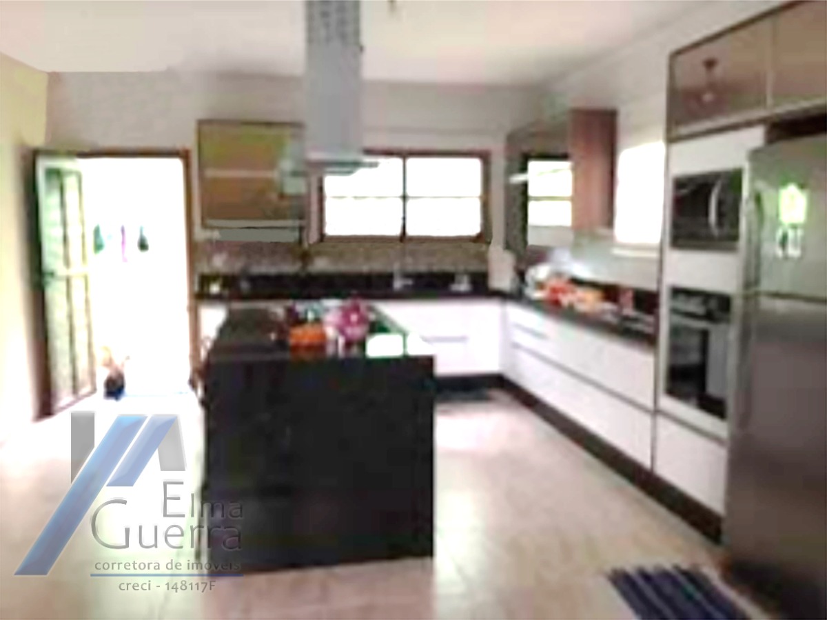 Ubatuba, Itaguá - Casa sobrado em bairro nobre de com 03 suítes e área de lazer.