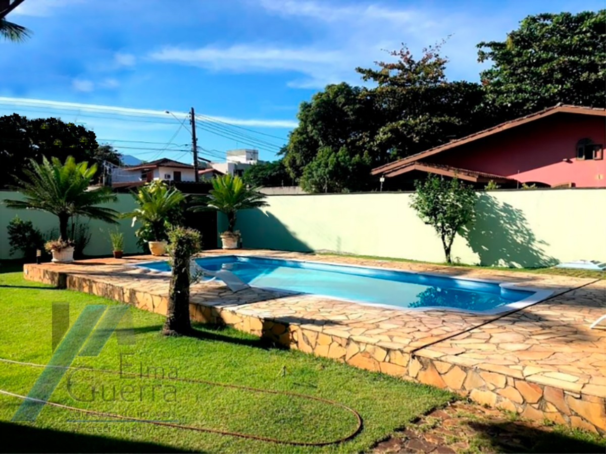 Ubatuba, Itaguá - Casa sobrado em bairro nobre de com 03 suítes e área de lazer.
